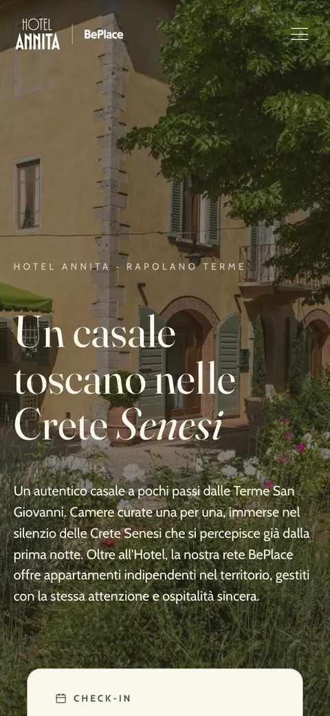 Il sito di Hotel Annita su smartphone: la stessa fotografia del casale, il titolo leggibile e la ricerca delle date adattata allo schermo del telefono