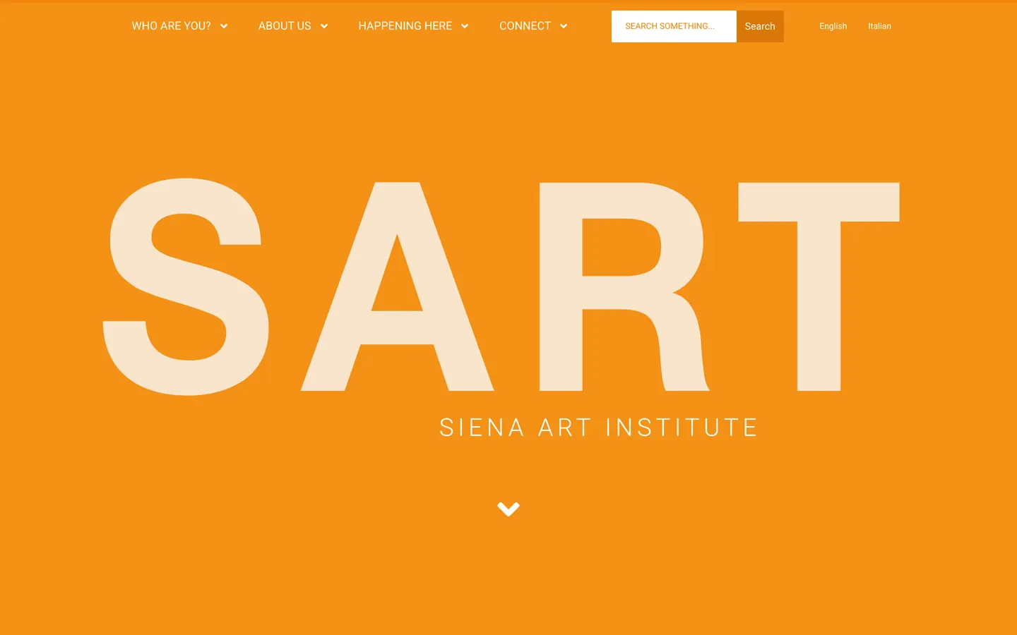 La home del nuovo sito del Siena Art Institute su computer: sfondo arancione a tutta pagina, logo SART in grande, navigazione essenziale