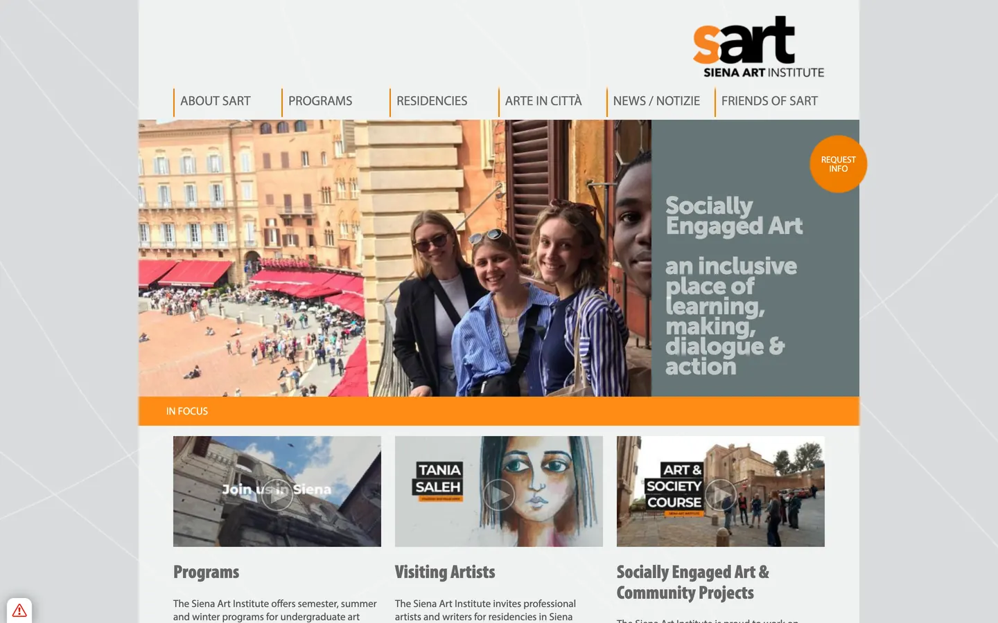 La home del sito precedente del Siena Art Institute su computer: layout a colonna fissa centrata, sfondo grigio, menu orizzontale con sei voci